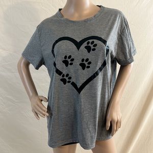 Grey t-shirt with heart and paws